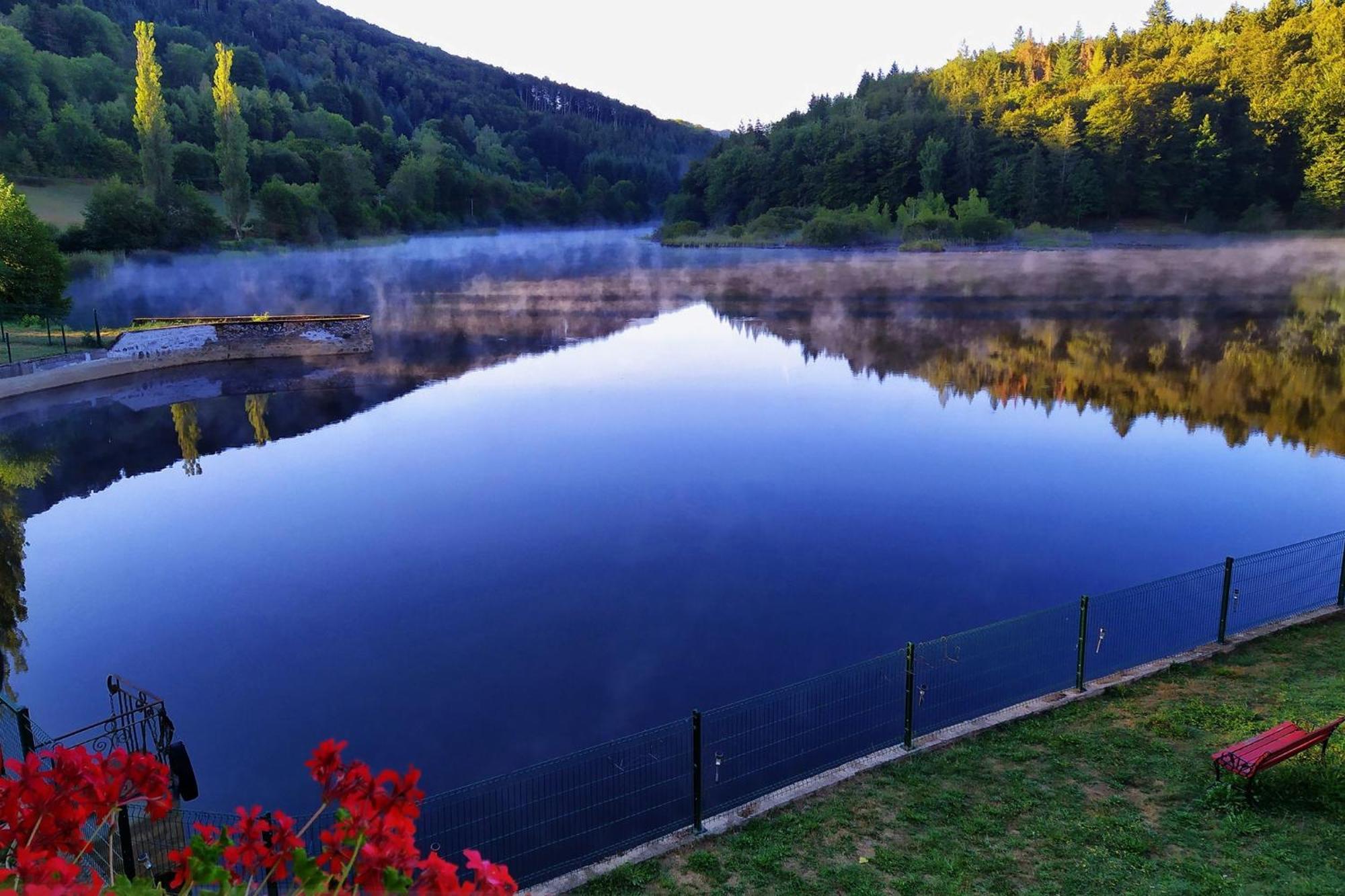 Le Lac Des Moines Condat  Eksteriør billede